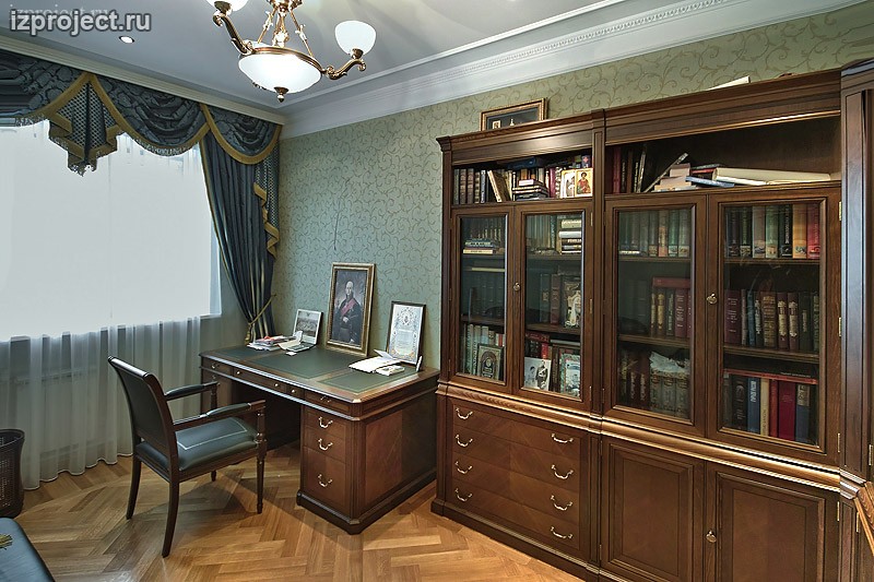 Фото интерьера кабинета в классическом стиле.