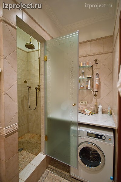 Фото интерьера ванной комнаты в классическом стиле.