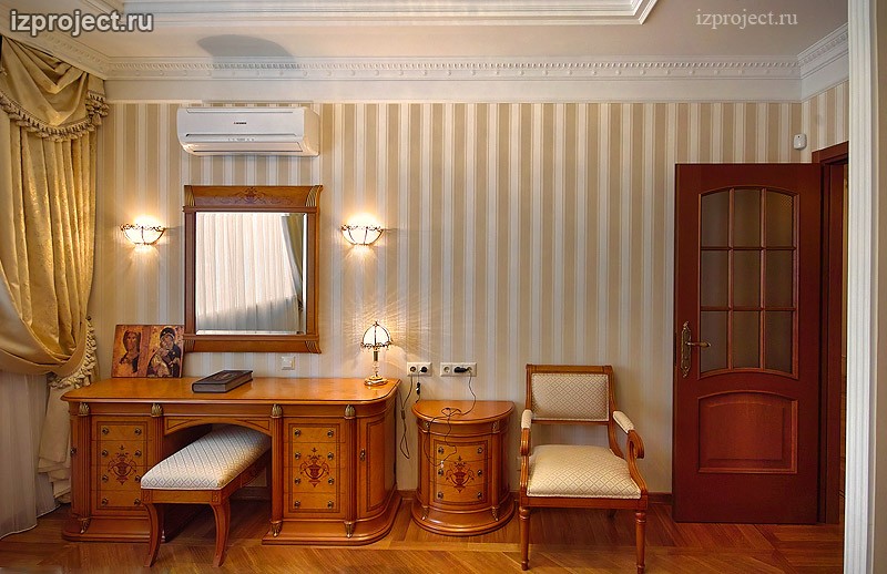 Фото интерьера спальни в классическом стиле.